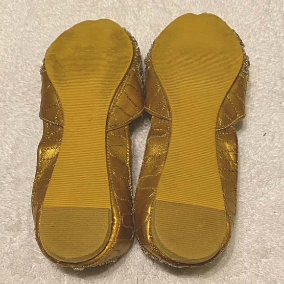 Gold khussa mujri with silver stone - Picture 4 of 4